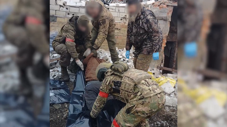 Russian troops retriveing the bodies of civilians in the village of Russkoye Porechnoye in Kursk Region.