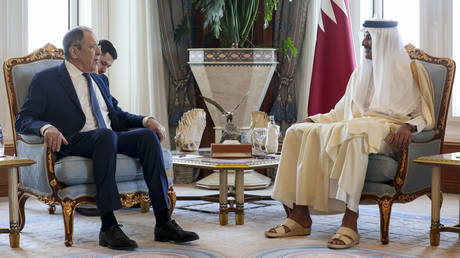 Russian Foreign Minister Sergey Lavrov (L) and Qatari Emir Sheikh Tamim bin Hamad Al-Thani in Doha, Feb. 26, 2025.